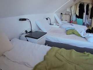 voyeurcam-julmodels-bed-4 camsoda