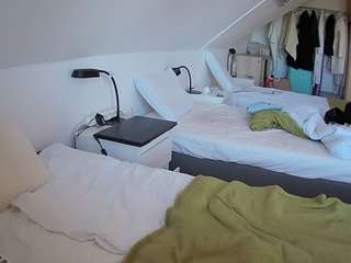 voyeurcam-julmodels-bed-4 camsoda