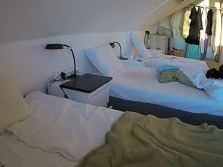 voyeurcam-julmodels-bed-4 camsoda