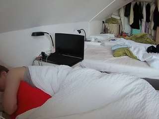 voyeurcam-julmodels-bed-4 camsoda