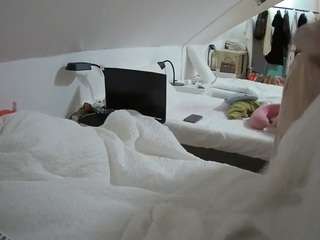 voyeurcam-julmodels-bed-4 camsoda