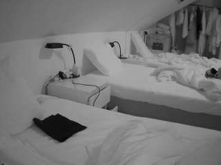 voyeurcam-julmodels-bed-4