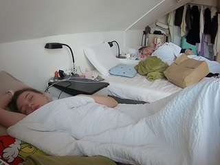 voyeurcam-julmodels-bed-4 camsoda