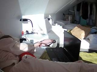 voyeurcam-julmodels-bed-4 camsoda