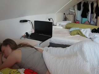 voyeurcam-julmodels-bed-4 camsoda