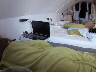 voyeurcam-julmodels-bed-4 camsoda