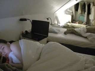 voyeurcam-julmodels-bed-4 camsoda