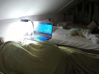 voyeurcam-julmodels-bed-4 camsoda