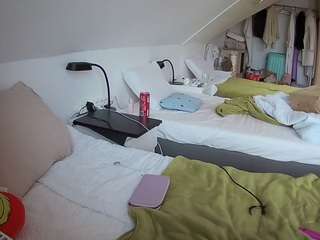 voyeurcam-julmodels-bed-4 camsoda