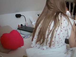 voyeurcam-julmodels-bed-4