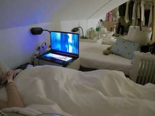 voyeurcam-julmodels-bed-4