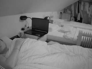 voyeurcam-julmodels-bed-4