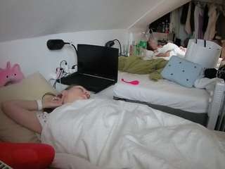 voyeurcam-julmodels-bed-4