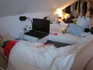 voyeurcam-julmodels-bed-4