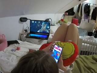 voyeurcam-julmodels-bed-4 webcam model