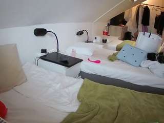 voyeurcam-julmodels-bed-4
