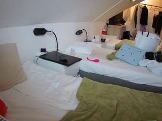 voyeurcam-julmodels-bed-4