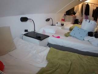 voyeurcam-julmodels-bed-4
