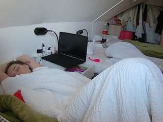 voyeurcam-julmodels-bed-4