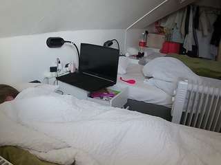 voyeurcam-julmodels-bed-4