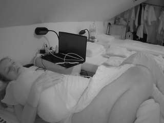 voyeurcam-julmodels-bed-4 camsoda