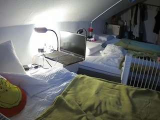 voyeurcam-julmodels-bed-4