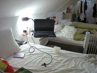 voyeurcam-julmodels-bed-4