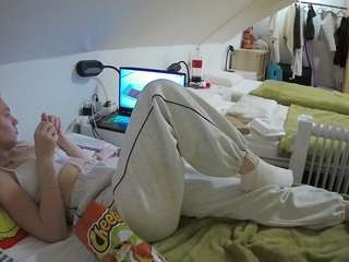 voyeurcam-julmodels-bed-4's CamSoda show and profile