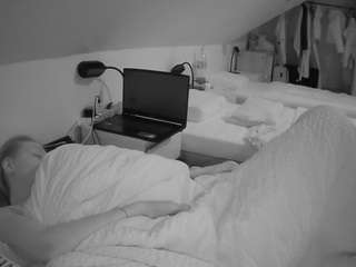 voyeurcam-julmodels-bed-4's CamSoda show and profile