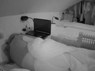 voyeurcam-julmodels-bed-4