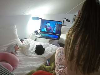 voyeurcam-julmodels-bed-4's CamSoda show and profile