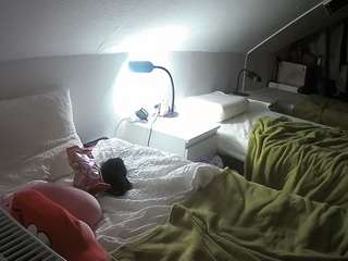 voyeurcam-julmodels-bed-4 camsoda