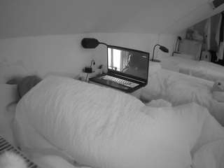 voyeurcam-julmodels-bed-4