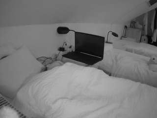 voyeurcam-julmodels-bed-4 camsoda