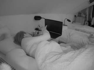 voyeurcam-julmodels-bed-4's CamSoda show and profile