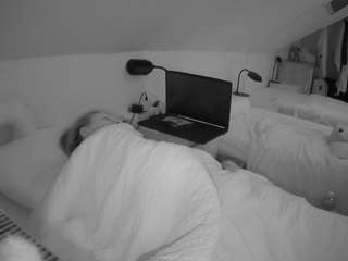 voyeurcam-julmodels-bed-4's CamSoda show and profile