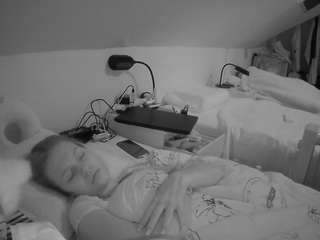 voyeurcam-julmodels-bed-4's CamSoda show and profile