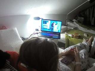 voyeurcam-julmodels-bed-4 camsoda