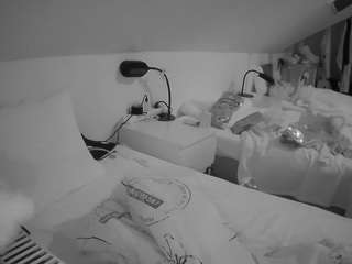 voyeurcam-julmodels-bed-4