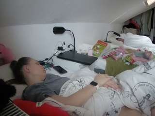 voyeurcam-julmodels-bed-4