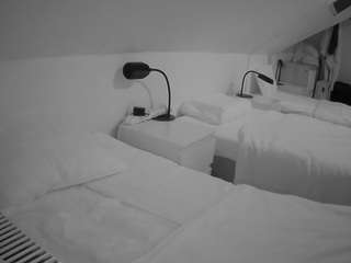 voyeurcam-julmodels-bed-4