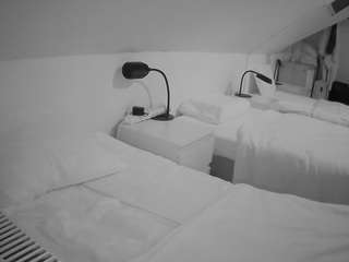 voyeurcam-julmodels-bed-4 webcam model
