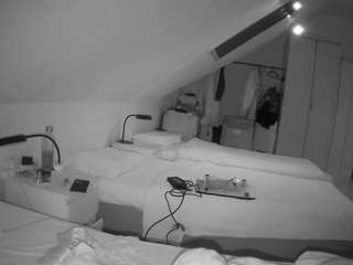 voyeurcam-julmodels-bed-4's CamSoda show and profile