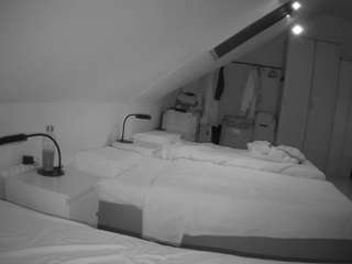 voyeurcam-julmodels-bed-4 webcam