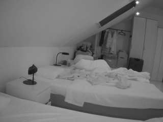 voyeurcam-julmodels-bed-4