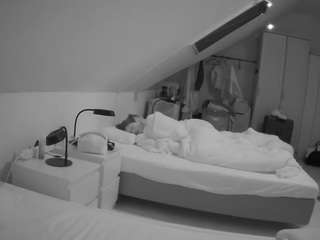voyeurcam-julmodels-bed-4 webcam