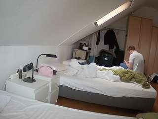 voyeurcam-julmodels-bed-4 webcam