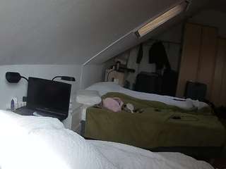 voyeurcam-julmodels-bed-4 webcam