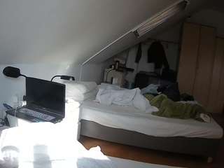 voyeurcam-julmodels-bed-4 webcam