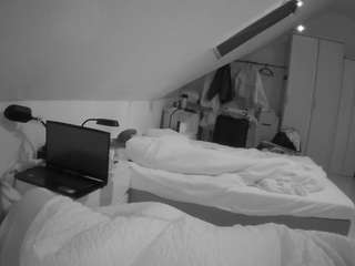 voyeurcam-julmodels-bed-4 Profile Image